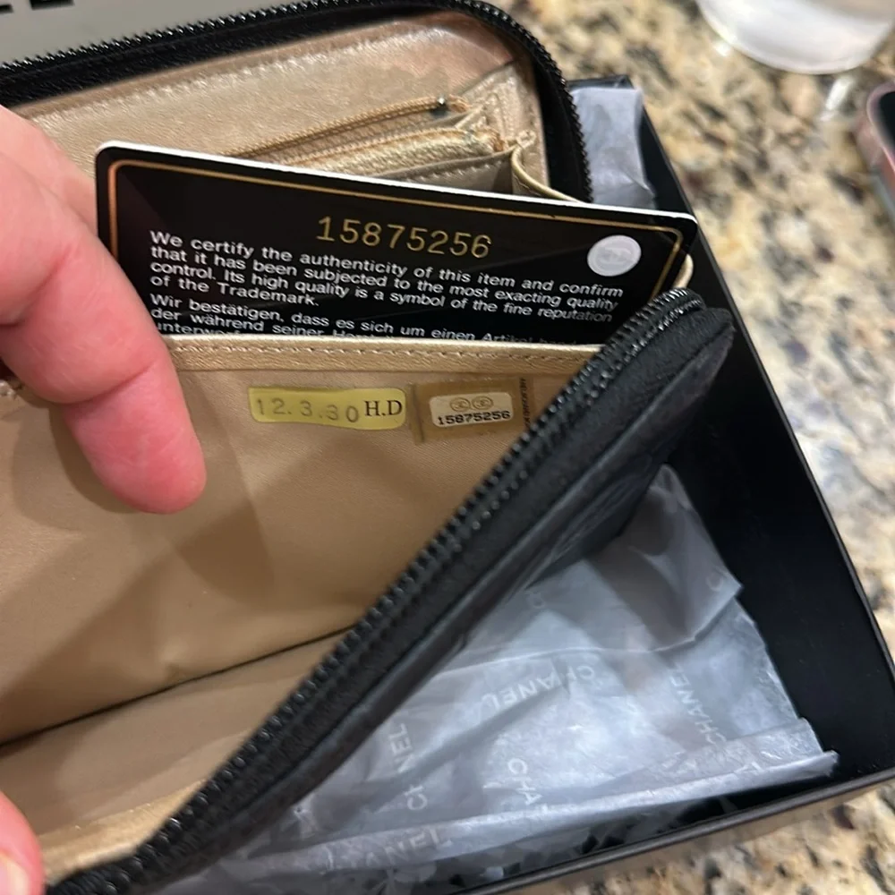 CHANEL Black leather Floral Camellia Embossed Wallet CC Gold Logo